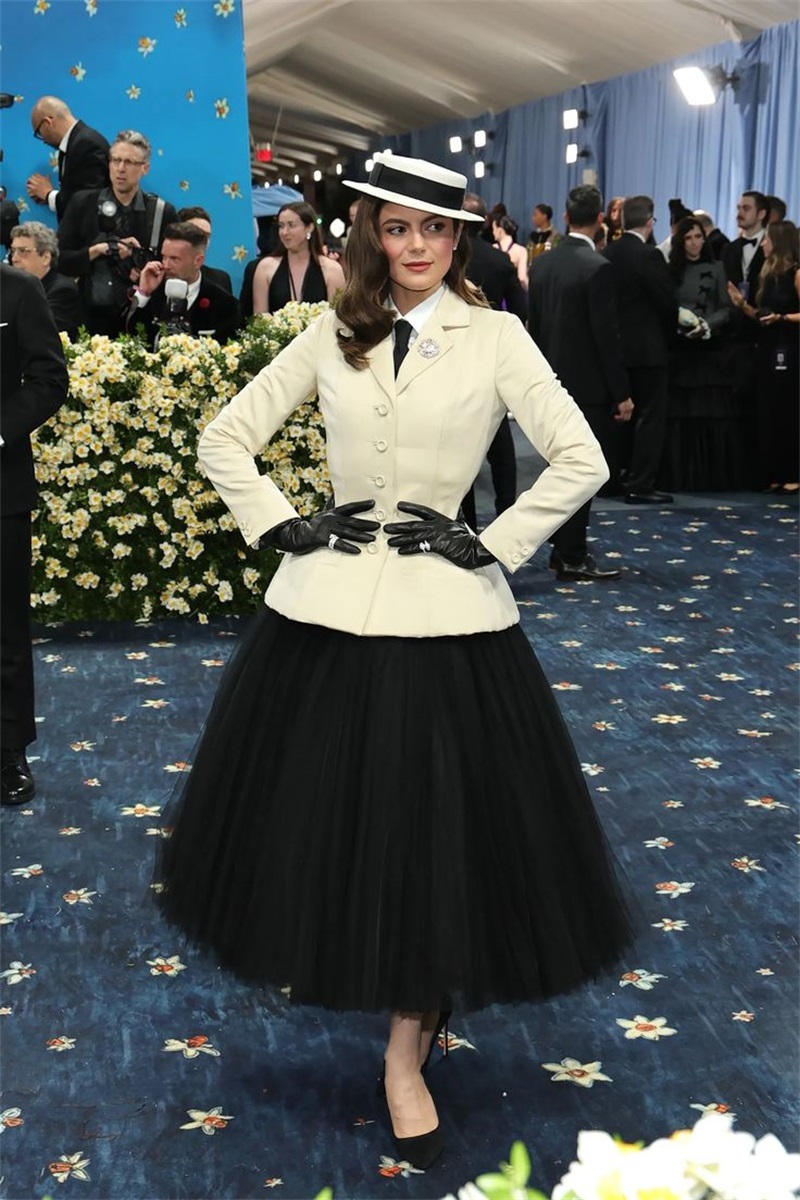 Women Formal Wear Designers - الأبيض المرأة مكتب الدعاوى تنورة مجموعة