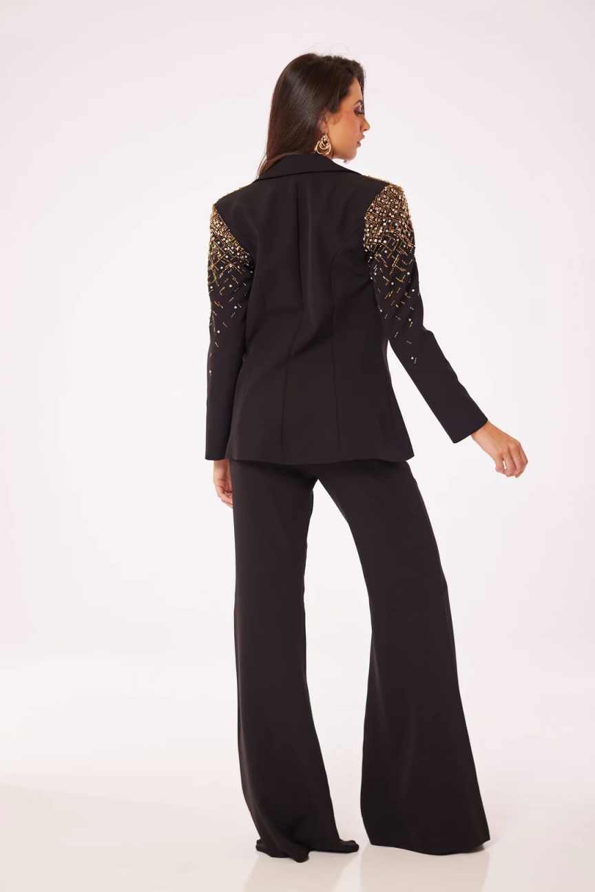 بدلات نسائية بتصميم فريد من قط - مراجعة Women Formal Wear Designers وسعره